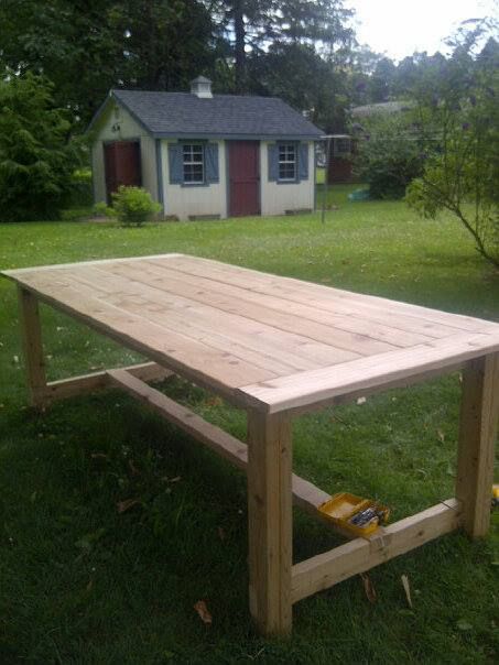 Outdoor Farmhouse Table, Diy Patio Ideas, Farmhouse Table Plans, Outdoor Farmhouse, Farmhouse Patio, Diy Outdoor Table, Outdoor Furniture Plans, Patio Diy, Pallet Outdoor