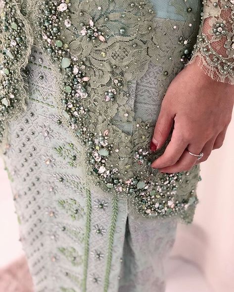 Payet Kebaya Brokat Detail, Payet Brokat, Payet Kebaya, Model Dress Kebaya, Batik Dress Modern, Baju Kahwin, Kebaya Wedding, Kebaya Modern Dress, Detail Couture