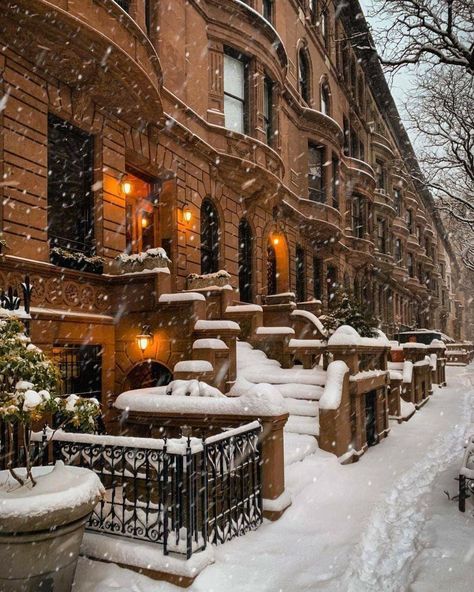 New York Noel, Nyc Brownstone, New York Brownstone, Winter In New York, New York City Christmas, Photo New York, New York City Aesthetic, New York Winter, Nyc Christmas