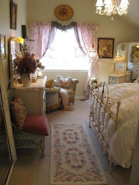 Shabby Chic Bedroom Shabby Chic Room, Casa Vintage, Shabby Chic Bedroom, Shabby Chic Bedrooms, Aesthetic Rooms, Pretty Room, Dreamy Room, Bedroom Decor Ideas, Dream Room Inspiration