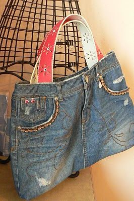 Denim purse Bejeweled Jeans, Organized Purse, Artisanats Denim, Jeans Purse, Bag From Old Jeans, Jean Purses, Jean Purse, How To Make Purses, Denim Projects