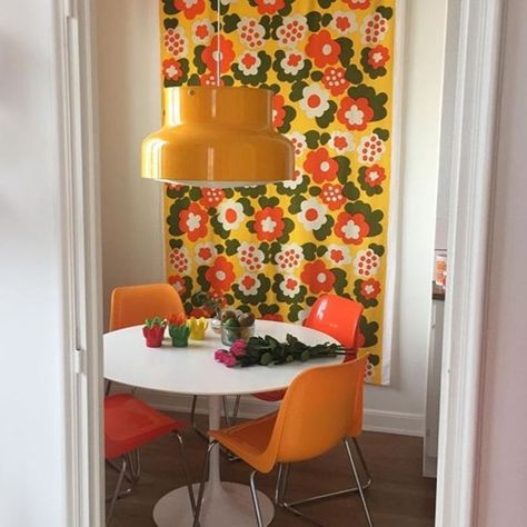 60s Dining Room, Wallpaper Dining Room, Wallpaper Dining, Home Decor 70s, 70s Interior Design, 60s Decor, 70s Wallpaper, 70s House, Mid Century Modern Dining Room