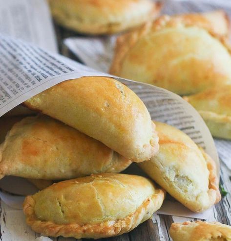 Jamaican Chicken Patties, Chicken Patties Recipes, Jamaican Meat Pies, Chicken Hand Pies, Chicken Patty Recipes, Beef Patties Recipes, Jamaican Chicken, Easy Dough, Jamaican Beef Patties