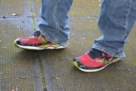 Running shoes as everyday shoes. | 20 Things Men Over 30 Should Never Wear. This is hilarious! Running Shoe Outfit, Running Shoes Outfit Men, Running Shoes With Jeans, Running Everyday, Advice For Men, Men Over 50, Wrinkle Free Skin, Style Advice, Best Style