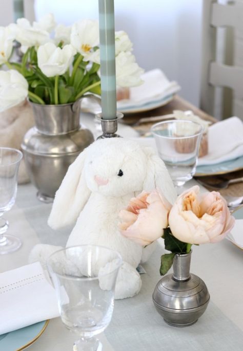 From Williams Sonoma Blog: A bunny baby shower - so sweet and pretty Baby Shower Table Setting, Bunny Baby Shower Theme, Adoption Shower, Easter Baby Shower, Baby Shower Gift Bags, Bunny Baby Shower, Bunny Party, Spring Baby Shower, Baby Shower Table