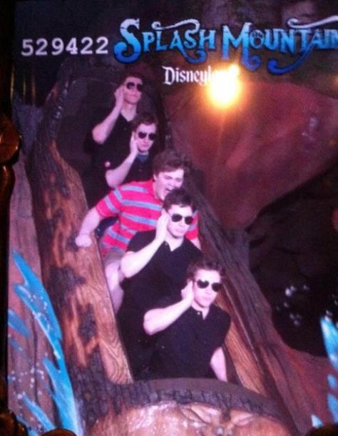 Draw the squad like this Body Guards, Draw Your Oc, Mountain Pictures, Funny Poses, 밈 유머, Splash Mountain, Draw The Squad, People Poses, Mountain Photos