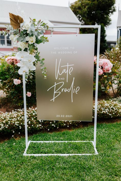 Wedding Welcome Sign Metal Frame, Wedding Signs Welcome, Modern Wedding Signs, Wedding Decorations Diy Centerpiece, Acrylic Wedding Welcome Sign, Wedding Mirror, Ceremony Sign, Reception Sign, Dream Wedding Decorations