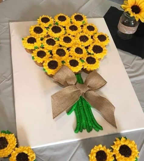 Sunflower Cupcake Bouquet - The BEST Cupcake Cake Ideas! How To Make Sunflower, Cupcakes Design, Sunflower Cupcakes, Pull Apart Cupcake Cake, Pull Apart Cake, Sunflower Party, Pull Apart Cupcakes, Cupcake Cake Designs, Cupcake Bouquet