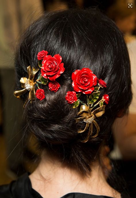 Street Style Stockholm, Runway Hair, Flowers In Her Hair, Floral Fashion, Dolce E Gabbana, Hair Jewelry, Trending Accessories, Bridal Hair, Autumn Winter Fashion