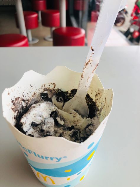 Oreo Mcflurry, Mc Flurry, Chocolate Cake Recipe Moist, Food Captions, Frozen Snack, Yummy Alcoholic Drinks, Food Babe, Food Therapy, Food Drinks Dessert