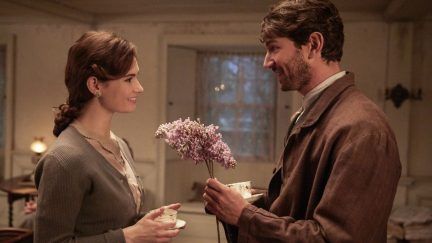 The Guernsey Literary and Potato Peel Pie Society is a tenderhearted British romantic drama guaranteed to tug at your heartstrings. The Guernsey Literary And Potato, Potato Peel Pie, Potato Peel Pie Society, Michiel Huisman, The Guernsey Literary, Netflix Original Movies, Anne Bancroft, Lily James, Peeling Potatoes