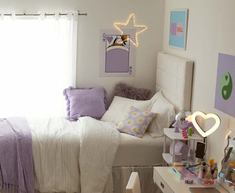 Lilac And White Room Ideas Bedrooms, White And Lavender Room Aesthetic, Lavender Bedroom Design, Lilac Purple Room Ideas, Dorm Room Ideas Lavender, Pastel Purple Aesthetic Room Ideas, Lavender Aesthetic Room Ideas, Purple Themed Room Aesthetic, Purple And White Room Aesthetic