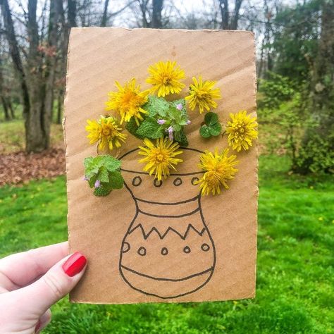 Nature Walk Cardboard Vase Activity that is so fun and easy to make with your kids. If you have cardboard on hand, this diy is free to make. #passion4savings #diy #activity #cardboard #nature #hike #naturewalk #fun #summer #spring #flowers #dandelions Cardboard Vase, Nature Walk Activities, Flower Vase Crafts, Gardening Activities, Plant Activities, Plant Crafts, Monthly Crafts, Theme Nature, Vase Crafts