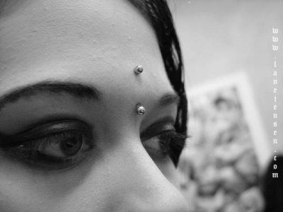 Piercing Bridge, Nose Bridge Piercing, Bridge Piercing, Face Piercings, Cool Piercings, Piercing Aftercare, Facial Piercings, Art Album, Body Piercings