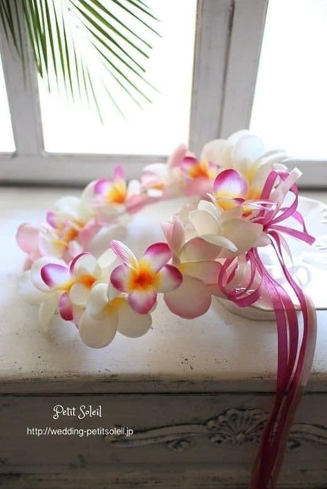 Hawaiian Flower Arrangements, Fresh Flower Bouquets Wedding, Frangipani Wedding, Plumeria Bouquet, Hawaiian Wedding Flowers, Tropical Wedding Bouquets, Beach Wedding Aisles, Quince Themes, Luau Decorations