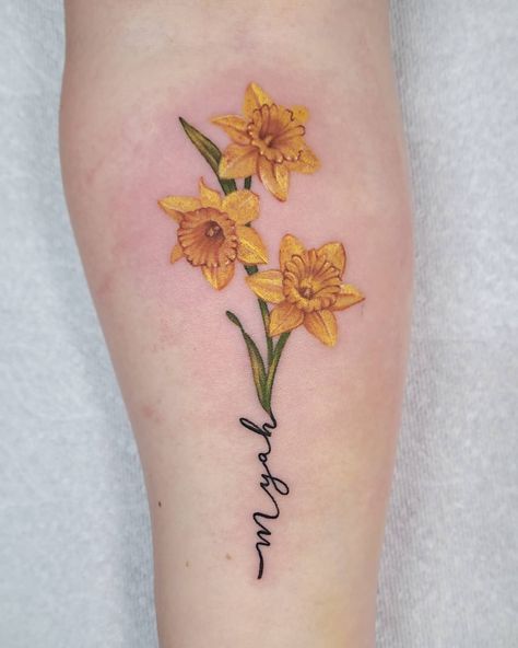 Pretty Tattoo Ideas, Narcissus Flower Tattoos, Mum Tattoo, Mother Daughter Tattoo, Daffodil Tattoo, Elevated Bed Ideas, Petit Tattoo, Back Shoulder Tattoos, Clock Tattoo Design