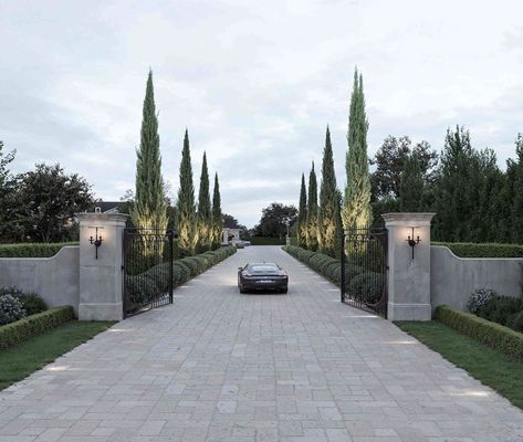 Garage Cars Dream, Mansions Driveway, Car Entrance Driveways, Mansion Driveway Entrance, Driveway Aesthetic, James Bond House, Luxury Driveway, Old Money Interior Design, Mansion Driveway