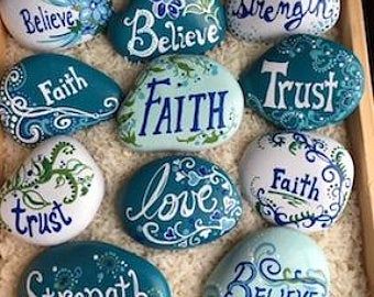 Inspirational Rocks, Story Stones, Painted Rocks Craft, Book Clubs, Painted Rocks Diy, Rock Painting Ideas Easy, Rock Painting Patterns, Painting Rocks, Kindness Rocks