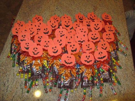 Halloween Candy Idea for kids Candy Giveaway, Halloween Party Bags, Diy Halloween Treats, Halloween School Treats, Dulces Halloween, Halloween Treats For Kids, Halloween Preschool, Halloween Goodies, Halloween Treat Bags