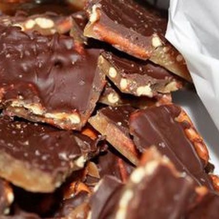 Salted Caramel Pretzel Bark - made these - so EASY & amazing : ) Bark Healthy, Pretzel Bark Recipes, Salted Caramel Pretzel Bark, Caramel Pretzel Bark, Bbq Dessert, Pretzel Bark, Salted Caramel Pretzels, Pretzel Bars, Salted Pretzel