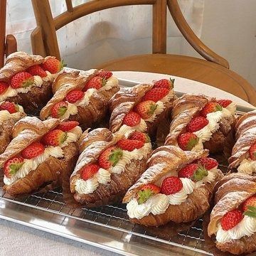 ︎︎ ︎ ︎︎︎ on X: "strawberry croissants 🍓🥐 https://t.co/jnLgCW2qdd" / X Strawberry Cream Croissant, Strawberry Croissants, Croissant Strawberry, Strawberry Croissant, Paris Bakery, Food L, Food Drink Photography, Strawberry Cream, Yummy Comfort Food