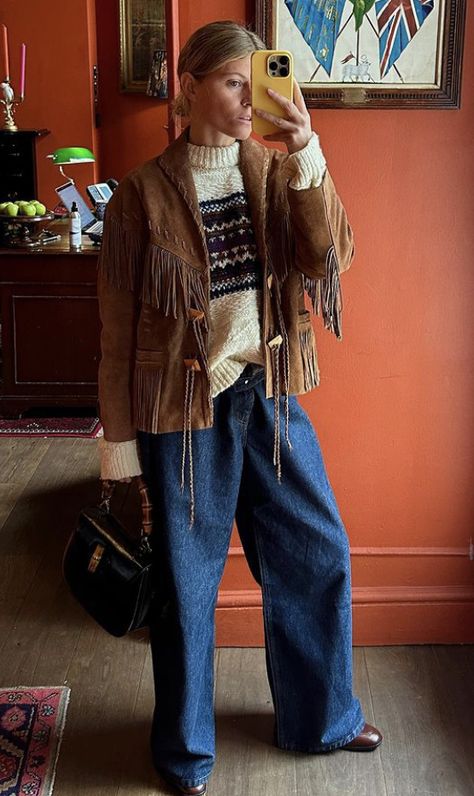 #FrenchGirls
#ParisiansInParis
#BelgianStreetStyle
#AntwerpGirls Western Boho Style Outfits, Pendleton Jacket Outfit, Fringe Suede Jacket Outfit, Mountain Look Outfit, Boho Hipster Outfits, Brown Fringe Jacket Outfit, Fringe Jeans Outfit, Cold Nashville Outfits, Corduroy Jacket Outfit Womens