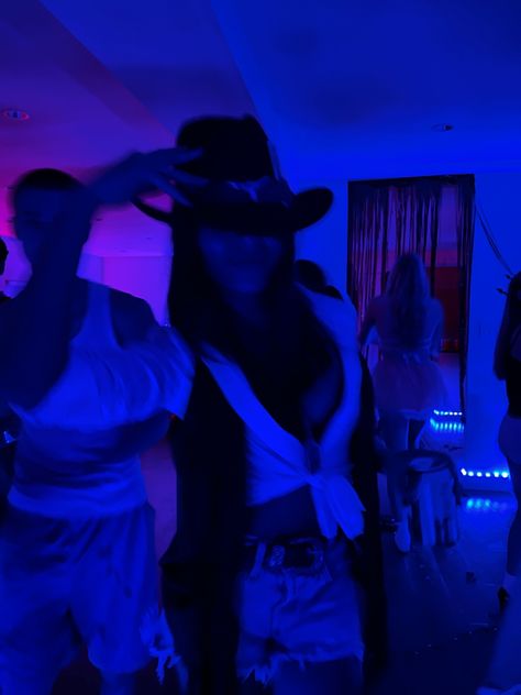 Halloween Party High School, Halloween Party Aesthetic Grunge, Party Aesthetic Grunge, High School Halloween Party, Party Highschool, Halloween Party Aesthetic, High School Halloween, Cowgirl Halloween Costume, Cowgirl Halloween