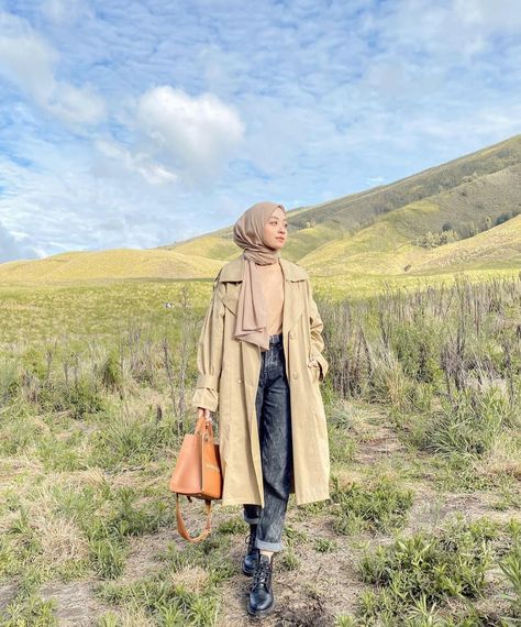 Hijab Mountain Outfit, Modest Travel Wear, Outfit Bromo Mountain, Outfit Gunung Bromo, Ootd Bromo Mountain, Bromo Outfit Ideas, Ootd Bromo Hijab, Pink Hijab Outfit, Outfit Traveling