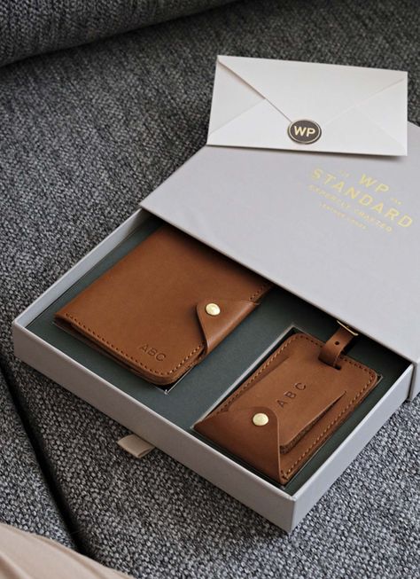 This leather gift set is for the loveable vagabond in your life. It includes a passport wallet and luggage tag in a beautiful gift box. Classy Gifts For Him, Travel Gift Set, Men Aesthetic, Corporate Gifting, Messenger Bag Backpack, Front Pocket Wallet, Abaya Designs, Business Gift, Passport Wallet