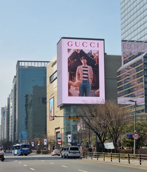 Gucci Billboard, Kai Gucci, Digital Billboard, Out Of Home Advertising, Billboard Advertising, Brand Campaign, Outdoor Advertising, Favorite Celebrities, Times Square