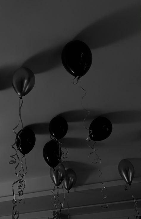 Happy Bday To Me Black, Black Party Asthetics, Black Balloon Aesthetic, Bday Asthetic Picture, Happy Birthday In Black Background, 30th Birthday Asthetics, 30th Birthday Instagram Story, 30th Birthday Wallpaper, Happy Birthday Asthetics