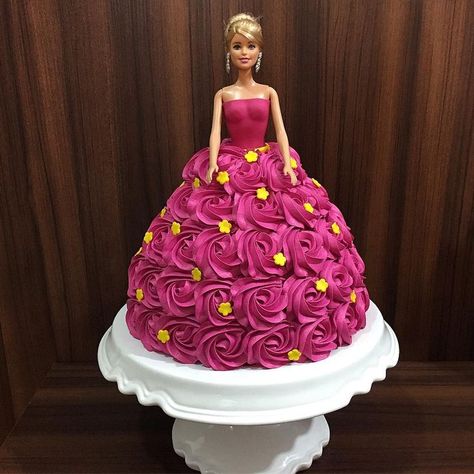 Doll Cake Decoration, Doll Cake Design Simple, Barbie Doll Cake Design, Barbie Themed Cake, Barbie Dress Cake, Doll Cake Designs, Cake Barbie, Princess Doll Cake, Barbie Doll Birthday Cake