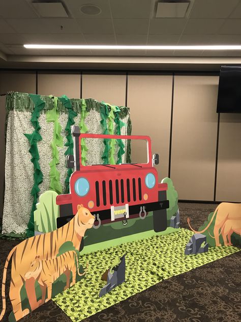 Diy Safari Jeep, Safari Jeep Photo Booth, Jeep Photo Booth, Safari Photo Booth, Wild Kratts Birthday Party, Safari Baby Shower Boy, Jungle Theme Classroom, Safari Jeep, Jungle Decorations