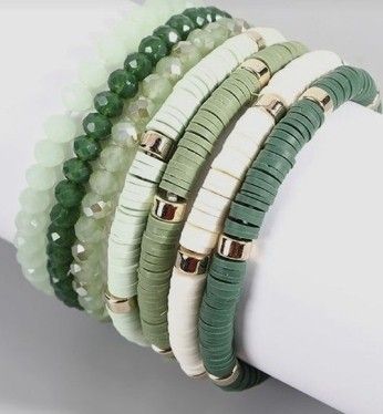 Green Heishi Bracelet, Flat Bead Bracelet Ideas Diy, Diy Heishi Bead Bracelet Ideas, Clay Bracelet Ideas Green, Boho Clay Bead Bracelets, Beaded Bracelet Sets, Bracelet Patterns Beads Clay, Green Clay Bead Bracelet Ideas, Green Clay Bracelet