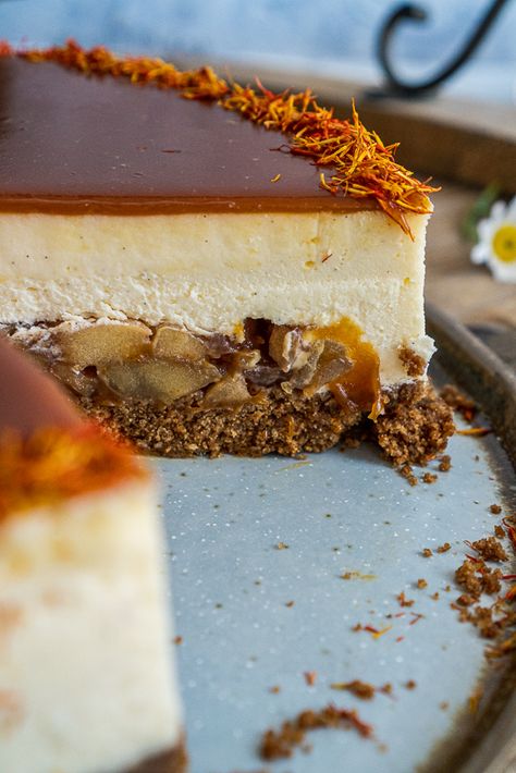 Goldener Herbst auf dem Kuchenteller - Apfel-Cheesecake mit Salzkaramell - mitliebezurtorte Cheddar Pecan Cheese Torte, Autumn Cheesecake, Caramel Apple Cheesecakes, Autumn Torte Rustica, Luxurious Caramel Apple Cheesecake, Cake Baking Recipes, Gateaux Cake, Sweets Cake, Baking And Pastry