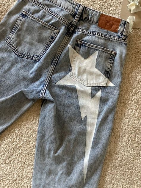 Star Back Pocket Jeans, Diy Jorts Paint, Custom Jeans Paint Ideas, Painted Jorts Ideas, Design Jeans Diy Ideas, Drawing Ideas On Jeans, Painted On Pants, Diy Pants Patches, Diy Jorts Y2k