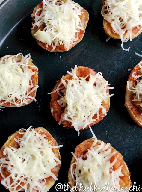 Potato Pizza Bites, Potatoe Pizza, Mashed Potato Pizza, Mini Pizza Recipes, Potato Pizza, Mini Potatoes, Small Potato, Chilli Paste, Intense Love