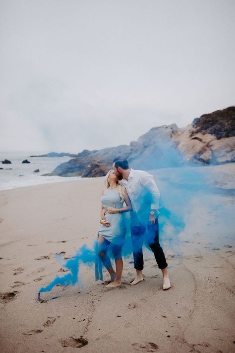 Beach Gender Reveal, Pregnancy Photoshoot Beach, Baby Reveal Pictures, Gender Reveal Photo Shoot, Gender Reveal Pictures, Gender Reveal Photography, Maternity Shoot Outfit, Maternity Studio Photoshoot, Baby Announcement Photoshoot