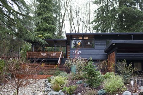 The MCM look never goes out of style.  Peak inside to see why this aesthetic withstands the test of time Mid Century Cottage, Home In The Woods, Mid Century Modern Exterior, Apartment Painting, Mid Century Exterior, Seattle Homes, Split Level House, Survival Shelter, Home Luxury