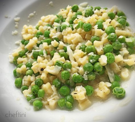 Peas And Macaroni, Pasta And Peas Recipe, Peas And Pasta, Pasta And Peas, Pasta Peas, Classic Italian Pasta, Summertime Salads, Peas Recipe, Pasta Water