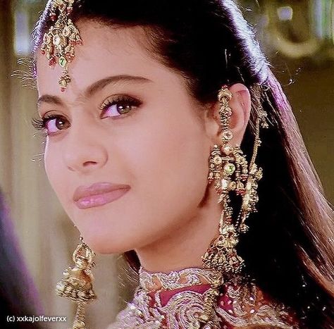 Kajol Image, Pretty Zinta, Kajol Saree, South Asian Aesthetic, Kuch Kuch Hota Hai, Filmy Vintage, Home Organizing, Vintage Bollywood, Organizing Tips