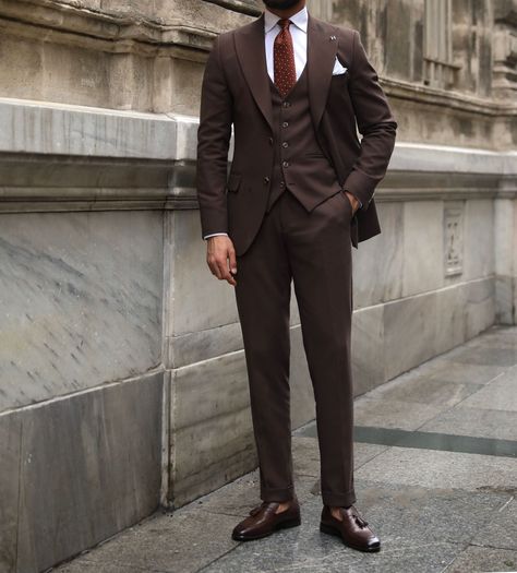 Mens Brown Wedding Attire, Wedding Brown Suits Men, Mens Brown Tuxedo Wedding, Dark Brown Three Piece Suit Men, Dark Brown Suits For Men, Chocolate Suits For Men Wedding, Dark Brown Suits For Men Wedding, Men’s Business Formal, Chocolate Brown Groomsmen Attire