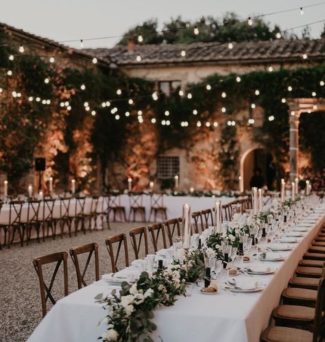 Villa Catignano on Instagram: “✨Dreamy and magical atmosphere !! 💕A  romantic Tuscan setting  and luxurious wedding dinner for our beautiful couple Gabbie &Josh 💍…” Tuscan Wedding Theme, The Wedding Bliss, Vintage Italian Wedding, Tuscan Inspired Wedding, Candles Flowers, Courtyard Wedding, Tuscan Wedding, Villa Wedding, Luxurious Wedding