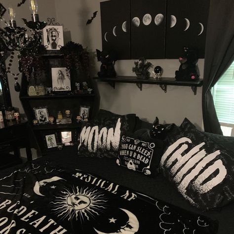 Aesthetic Grunge Bedroom, Grunge Bedroom Ideas, Alt Bedroom, Grunge Aesthetic Bedroom, Grunge Bedroom Aesthetic, Goth Room Ideas, Gothic Bedrooms, Bedroom Ideas Grunge, Gothic House Decor