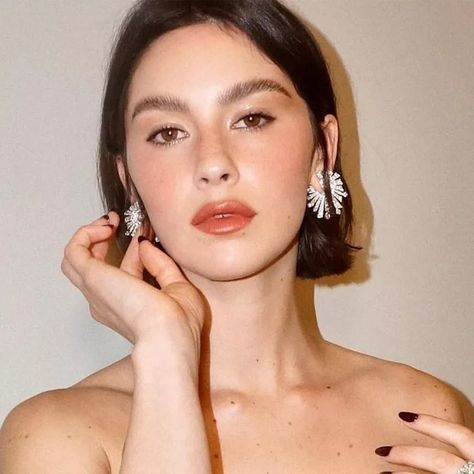 2024's Biggest Spring Makeup Trends: Bright Blush, Doll Skin, and Chrome Eyes Spring Lipstick Colors, Burgundy Matte Lipstick, Spring Lip Colors, Spring Lipstick, Fluffy Brows, Spring Makeup Trends, Blush Trend, Burgundy Lipstick, Monochrome Makeup