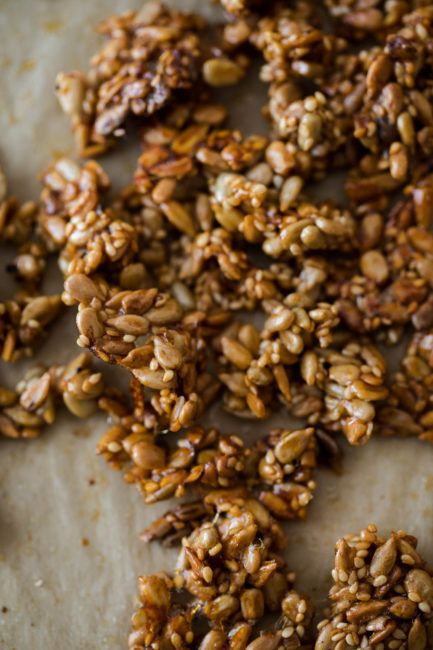 Sunflower Seed Recipes, Sesame Seeds Recipes, Plats Healthy, Sesame Seed, Nut Recipes, Salad Toppings, Eat Seasonal, Granola Recipes, Sunflower Seed