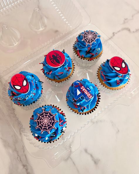 Spiderman themed birthday cake and cupcakes. Custom cakes in Orlando Fl./Tortas personalizadas en Orlando Fl #cakesinorlando #customcakesinorlando #thecitybeautifulcakes #cakeart #orlandofl #spidermancake #spidermanbirthday Spiderman Cupcakes Ideas, Spider-man Cupcakes, Birthday Cake And Cupcakes, Spidey Birthday, Spiderman Cupcakes, Cake And Cupcakes, Spiderman Cake, Cake Inspo, Themed Birthday Cakes