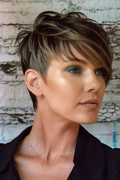 Top 10 creative pixie cut featuring a shaved design on one side. Shaved Design, Choppy Bob Hairstyles, Short Layered Haircuts, New Haircuts, Short Hair Styles Pixie, Pixie Hairstyles, Layered Haircuts, About Hair, Blonde Highlights