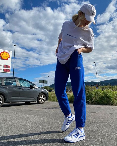 Blue Adidas Outfit, Andro Fashion, Normcore Outfits, Looks Adidas, Minimal Streetwear, Cute Sweatpants Outfit, Cute Sweatpants, Forum Low, Blue Sweatpants