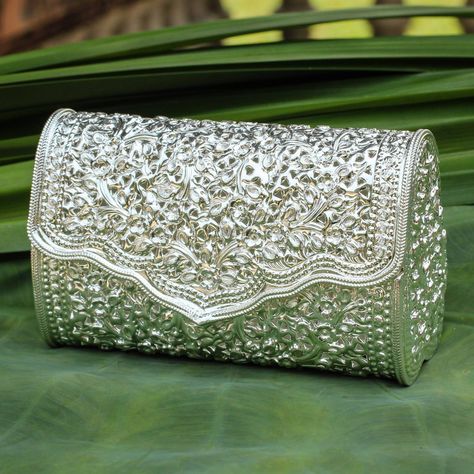 Silver Clutch Purse, Popular Purses, Silver Handbag, Silver Pooja Items, Vintage Evening Bags, Silver Clutch, Silver Jewellery Indian, Wedding Purse, Suede Handbags